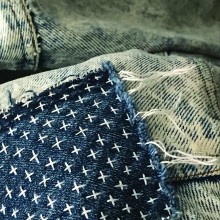 points de broderie en croix sur un tissus en denim