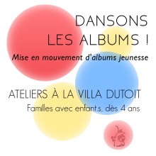 Des tâches de couleurs avec le nom de l'atelier Dansons les albums et le public concerné, familles avec enfants dès 4 ans